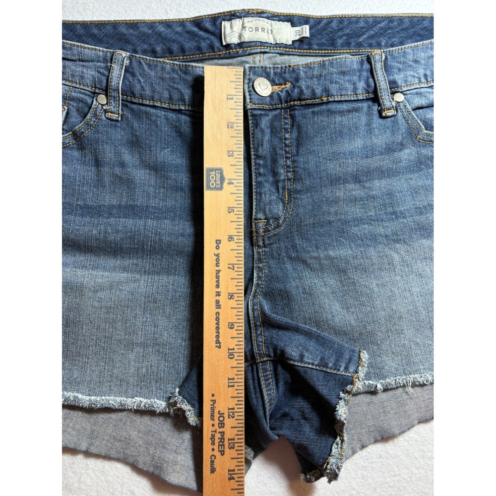 Torrid Womens Size 20 Medium Wash Frayed Hem Denim Jean Shorts Mid Rise Casual - Picture 7 of 8